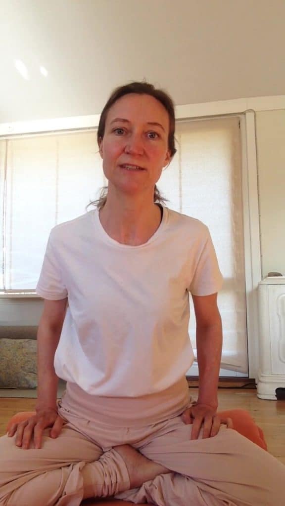 Jeg har glædet mig til, at kunne vise jer denne yoga video, som er udarbejdet af Elena rigtig dygtig yoga instruktør fra Værløse. Hun har lavet den til gymnastikforeningen, men har jeg også fået lov at vise den for jer. Der vil løbende komme flere yoga videoer :-)